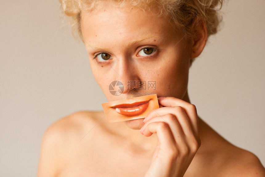 关于整形手术嘴唇的概念形象美丽的年轻女孩闭上嘴唇图片