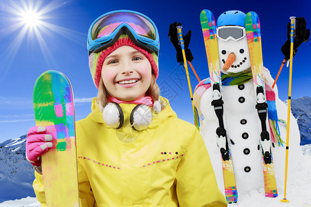 享受滑雪假期的可爱滑雪女孩图片
