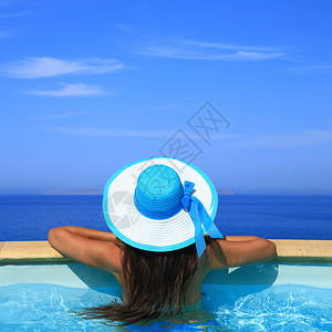 赫维德罗斯酒店从游泳池俯瞰大海的女人插画