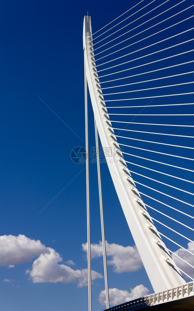 蓝天下现代桥梁的细节图片