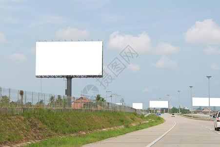 道路上的大型空白广告牌带有图片