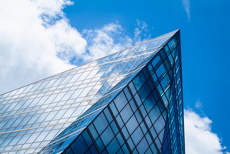 现代玻璃建筑反映天空的抽象照片Simphic图片