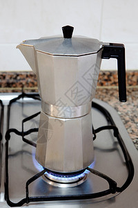 咖啡放在煤气灶的上图片