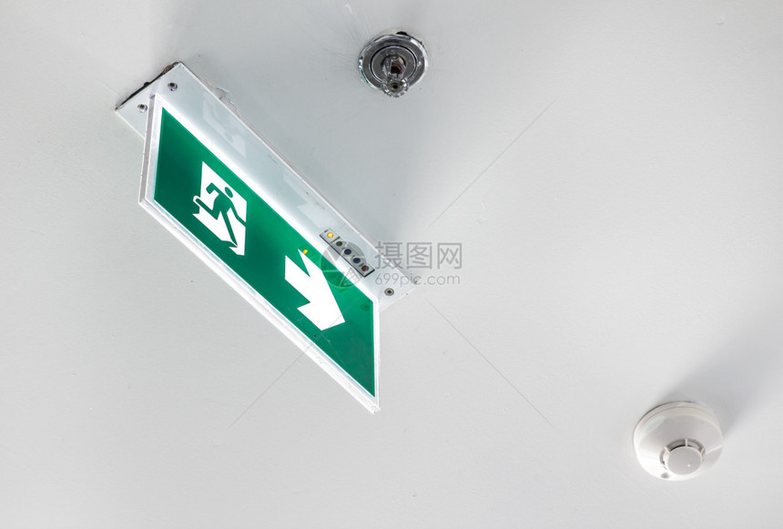 紧急出口标志天花板上图片