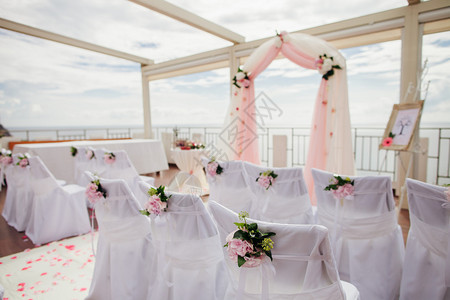 婚礼岛和拱门与婚礼椅子和婚礼花卉装饰图片
