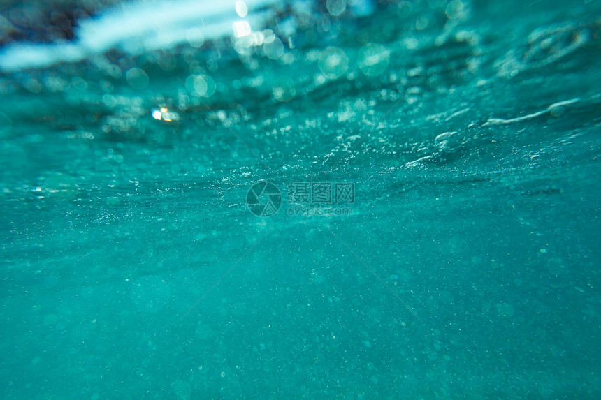 抽象的水下散景和气泡背景图片