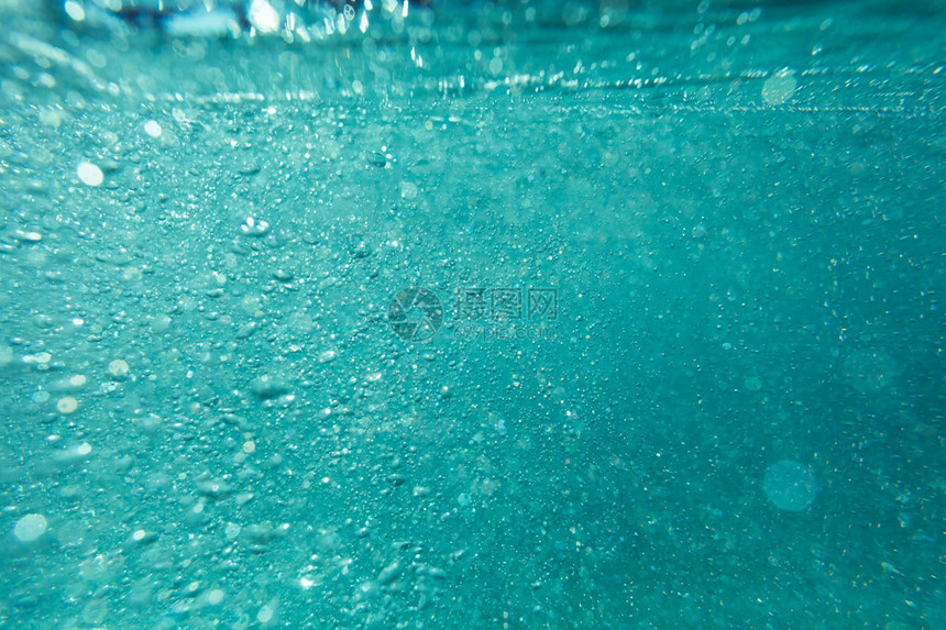 抽象的水下散景和气泡背景图片