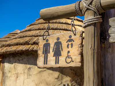 为男子妇女儿童和轮椅无障碍提供带有标志的木图片