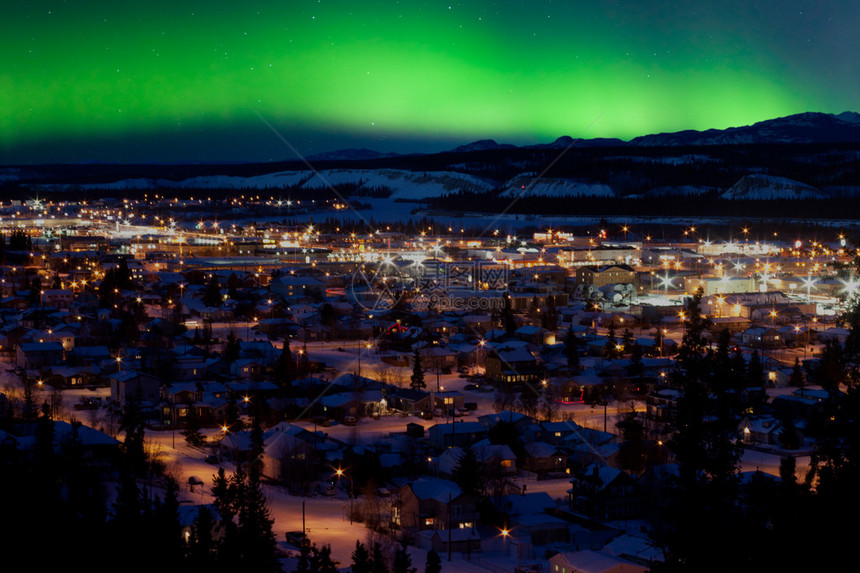 冬季加拿大育空地区首府怀特霍斯市中心夜间天空有强烈的北光Auroranotal图片