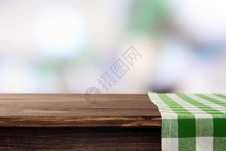 有餐巾和浅色背景的空木桌背景图片