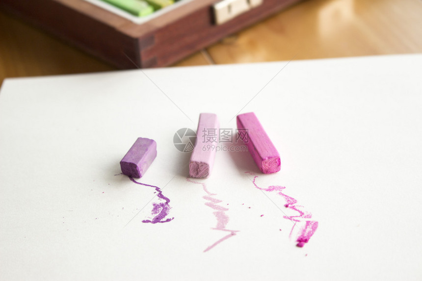 速写本上的粉色和紫色硬粉图片