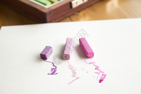 速写本上的粉色和紫色硬粉图片