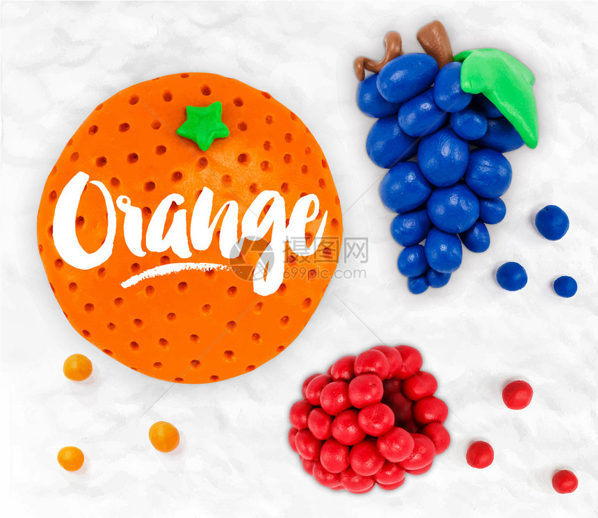 以白塑胶背景混合在一起的橘子葡萄花草莓水果造图片