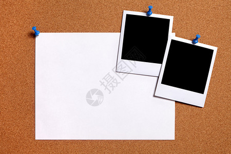 空白的照片印本和普通纸海报贴在软木告示板上插画