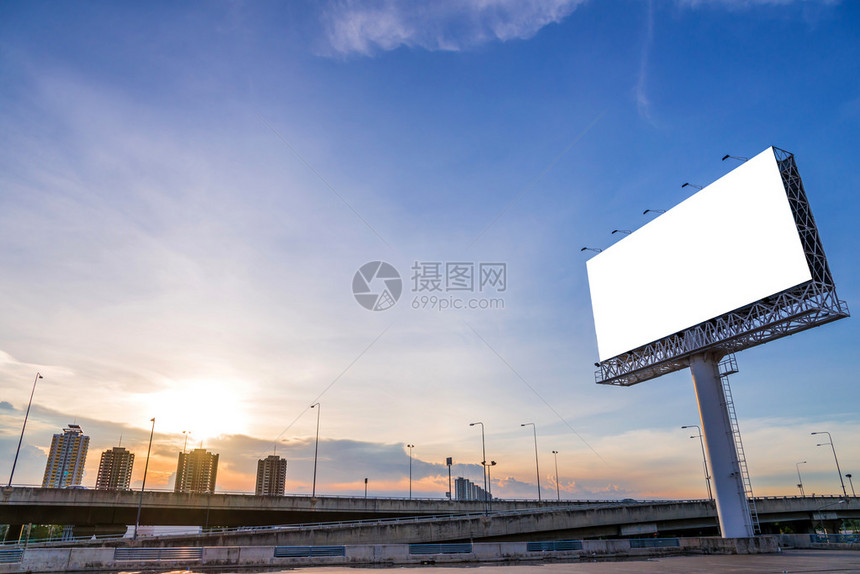 大型空白广告牌带有城图片