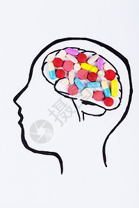 人头手绘与大脑中的彩色药丸图片
