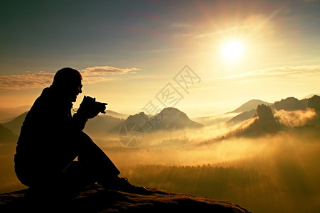 孤单对影成三人照片拍摄了在严重沉雾山谷上空的黎明照片对迷雾秋山和徒步旅行者环影插画