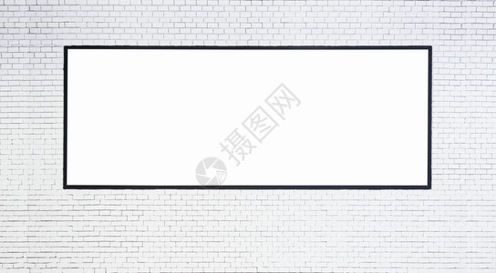 班型介绍在白砖墙上用黑色框架蒙上白板班纳的MockupBlank插画