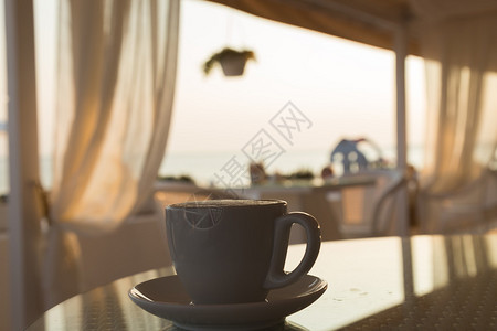 在海滩上喝杯咖啡放松一下咖啡馆里的美味咖啡在海滩上度过了一个美好的早晨旅游和烹饪杂志海报背景背景图片