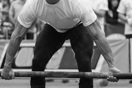 职业运动员进行硬拉专业举重高负荷下肌肉紧张的运动员体育杂志海报图片