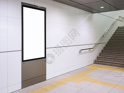 地铁站楼梯灯箱海报黑屏展示背景图片