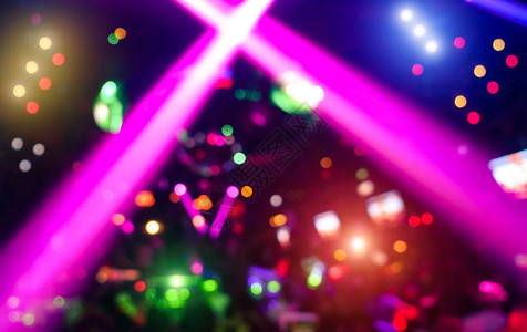 仙沙岛现代迪斯科派对夜总会激光表演散焦景的抽象背景音乐和娱乐的夜生活概念带有动力彩色光环和生动明插画