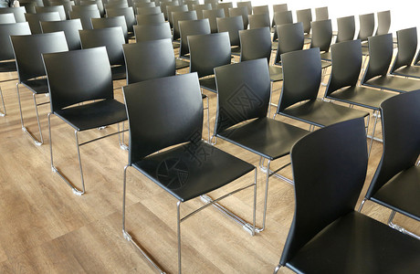 现代会议室的空椅子图片