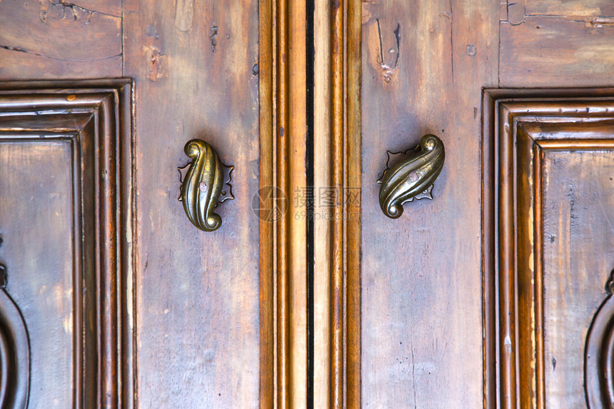 在Italylombbardy柱子中的抽象的家门用米拉诺图片