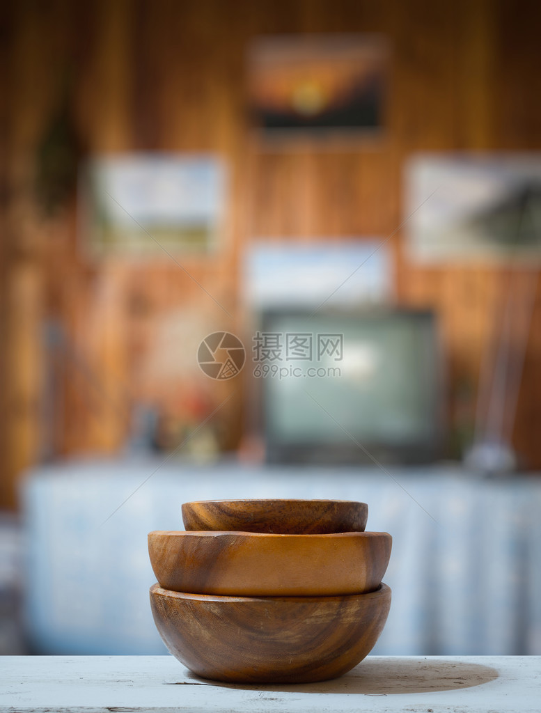 一堆空的木碗客厅里的旧白桌图片