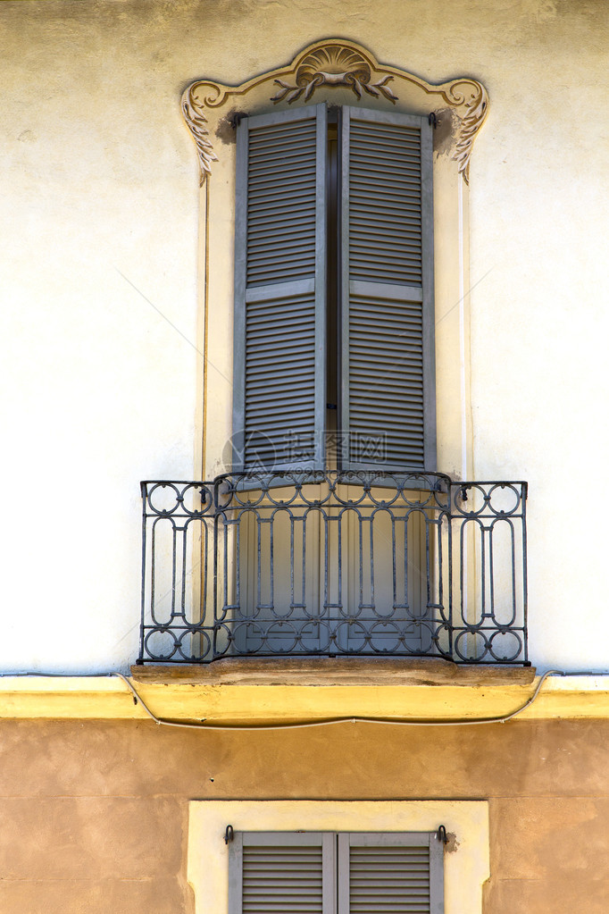 在米拉诺旧窗户上紧闭的砖制抽象门中叶卡巴迪MilanooldwindowcloshedblockTimmer图片