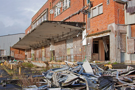 废金属和碎片在英国废弃的工业场图片