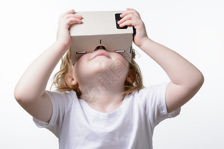 一个玩虚拟现实游戏的儿童Goo背景图片