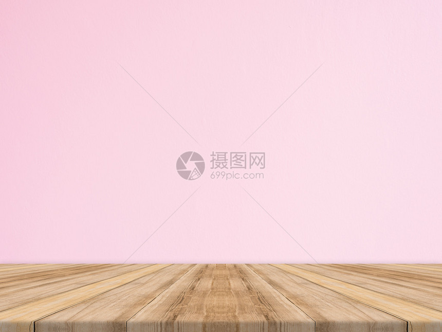 清空的热带木材桌顶上有粉红色混凝土墙壁图片