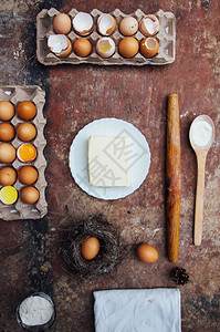 烘焙蛋糕配料碗面粉鸡蛋清泡沫从上面的木黑板上的蛋液烹饪课程或厨房混乱海报概念平图片