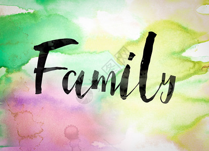家庭这个词用黑色涂料写在彩色水彩图片