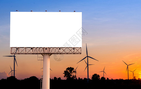 广告在日落时使用风力涡轮机图片