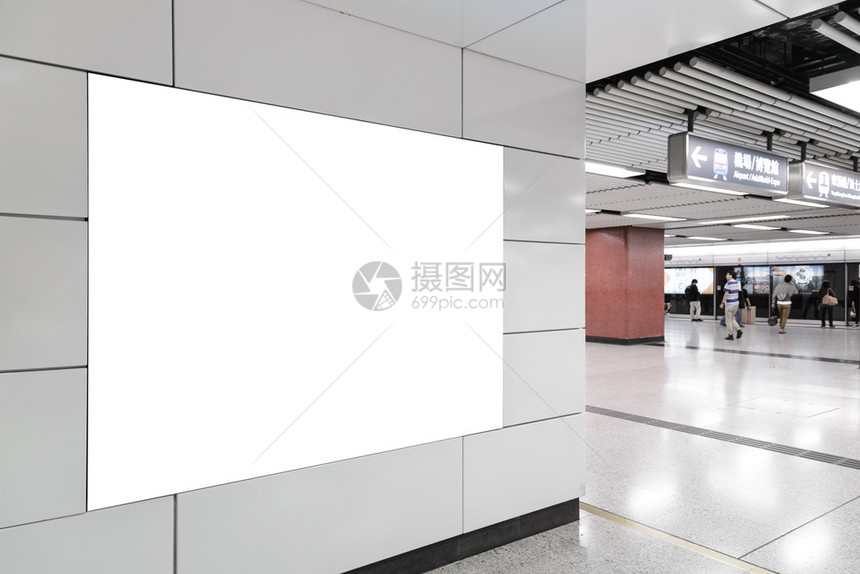具有平台背景的现代白色墙壁上一个大型水平地貌定向空白广图片