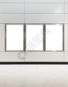 现代白色墙上三个大型垂直肖像定向空白告示板插画
