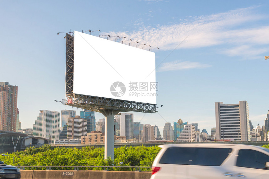 道路上的大型空白广告牌带有图片