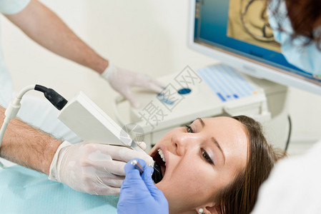 女子使用眼膜在女病人牙重建程序中使用先进的3D内部照相机的设计图片