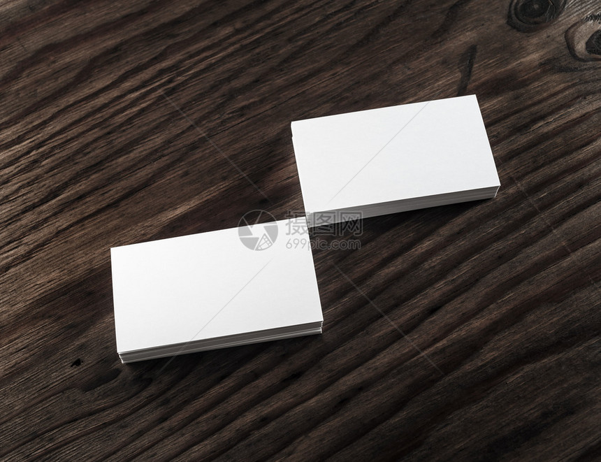 木桌背景上的空白名片设计作品集的模板为设计师提供品图片