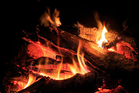 黑暗中抽象火的炽热火焰图片