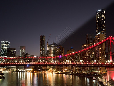 昆士兰栗Brisbane天线和童话桥双光和夜间过插画