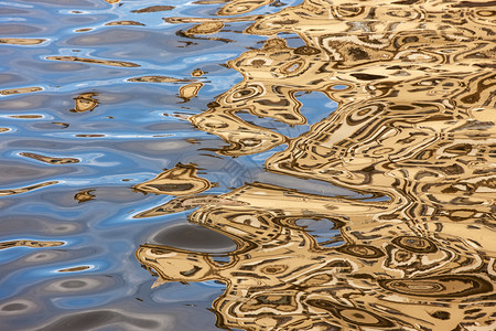 河水中抽象的金色反射图片