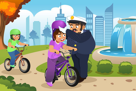 警官用Helmet挂在一辆骑自行车的小孩身图片