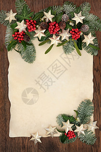 圣诞抽象背景与金星装饰冬青常春藤槲寄生和白雪覆盖的蓝色云杉冷在橡木上图片