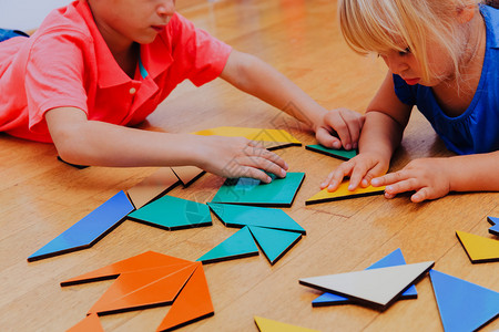 学习儿童小男孩与女孩玩几何形状图片