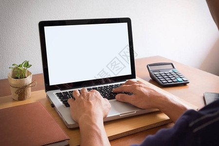 英迈膝上型电脑的侧面视图在工作桌上男手插画