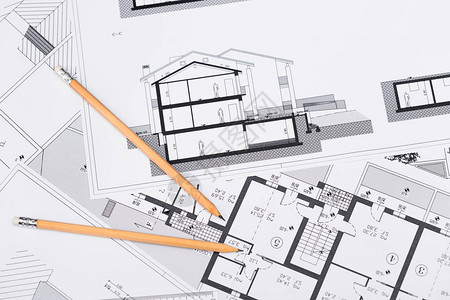 在蓝图上使用绘图工具的施工计划建筑和图片