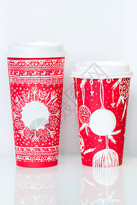 两个不同的纸咖啡杯图片